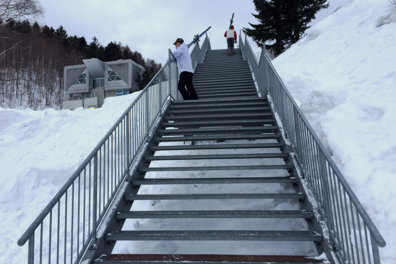 朝里川温泉スキー場 駐車場からの階段