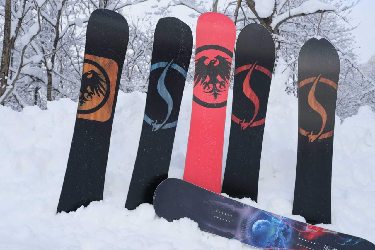 NEVER SUMMER｜全雪環境を遊ぶための超正統派スノーボード