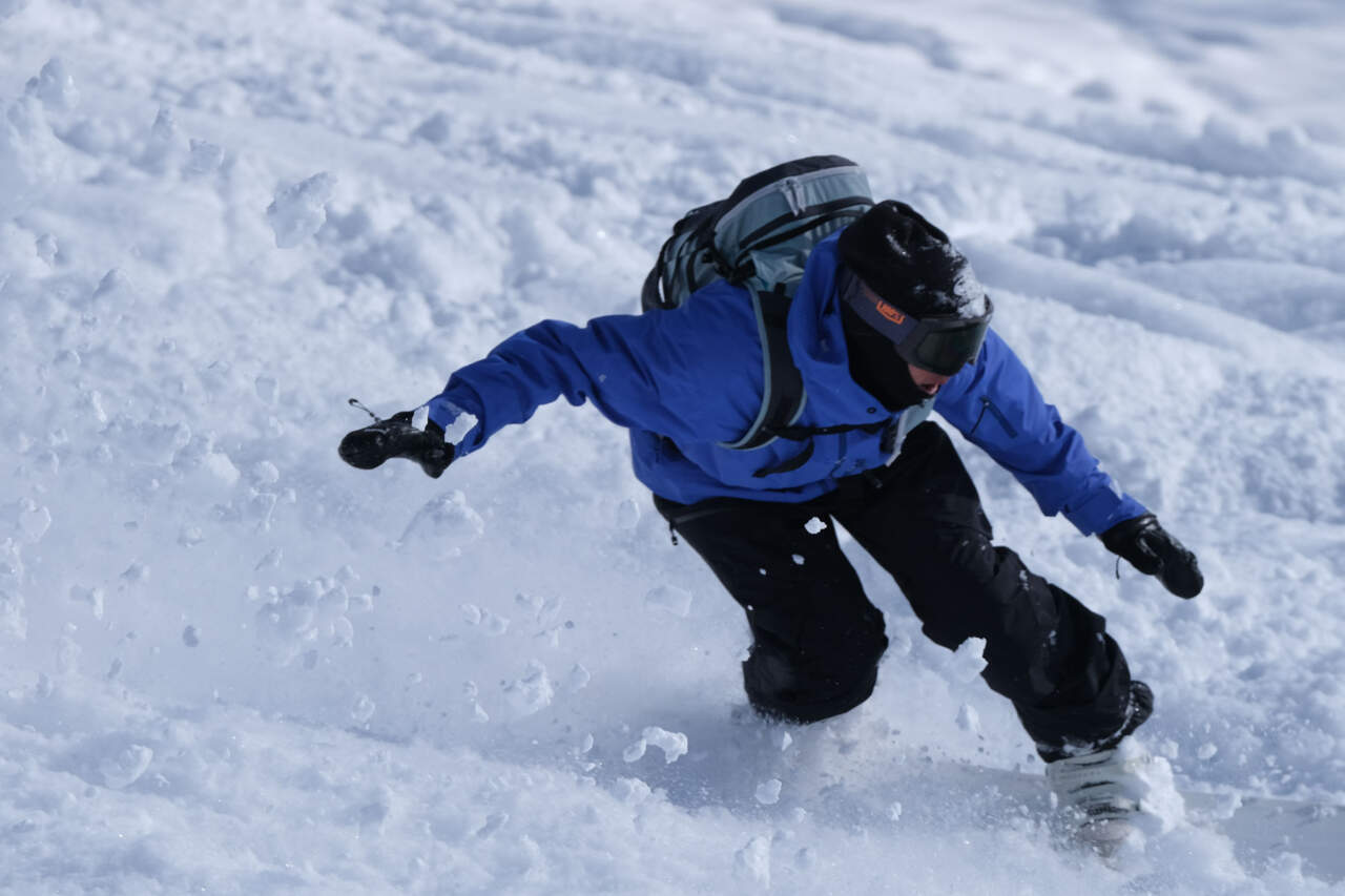 スノーリゾートを滑るスノーボーディング仕様のバックパック