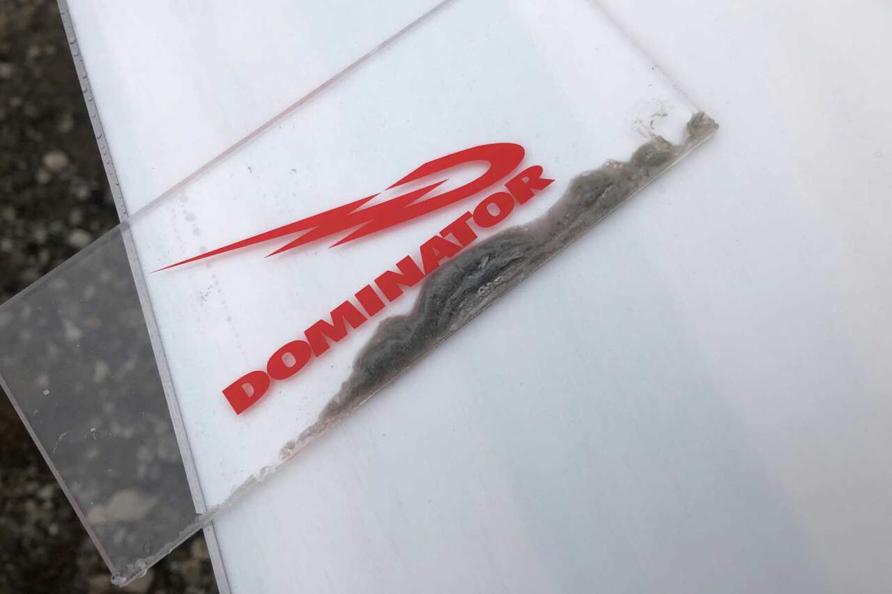 春の滑走面の汚れ